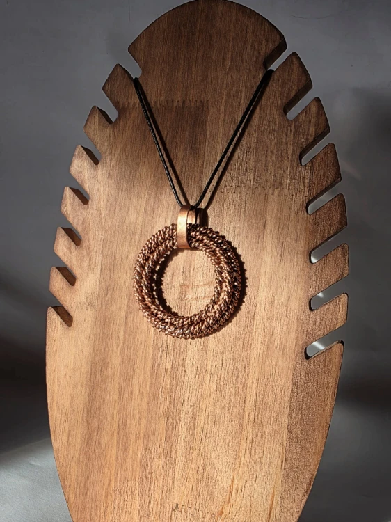 Miedziany amulet Starych Dusz – widok na unikalną geometrię trzech cubitów