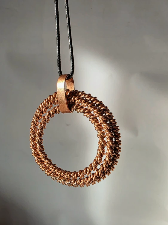 ochrona przed promieniowaniem elektromagnetycznym, harmonizacja pola energetycznego człowieka, amulet z miedzi na splot słoneczny, uwalnianie traum rodowych częstotliwość.
