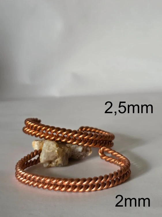 Biżuteria z intencją tworzona w polu serca – rękodzieło wysokowibracyjne Made to Order.
